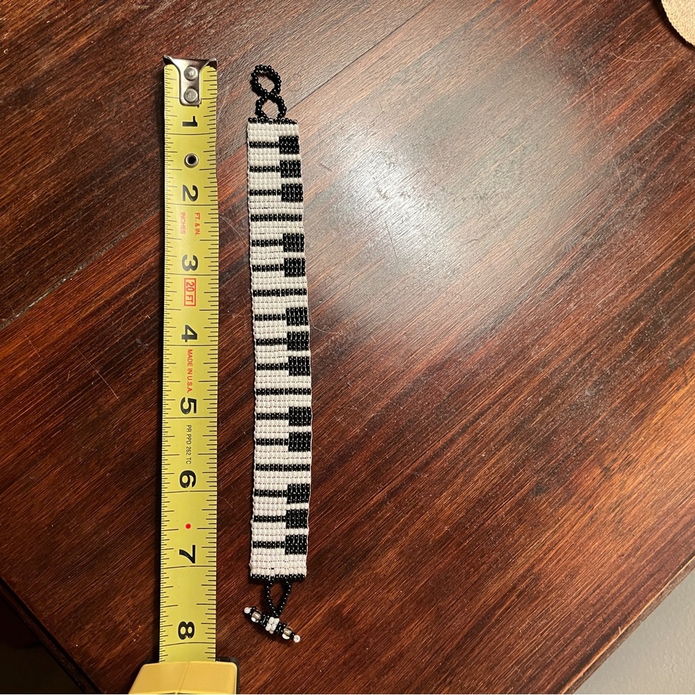 Black and White Beaded Bracelet - Picture 3 of 4